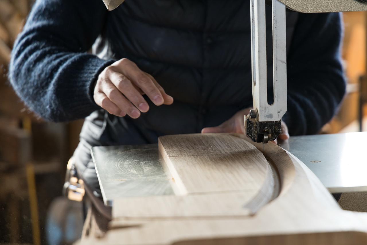 B.B. Music 株式会社 | 特別なギターに特別な場所。職人技で仕上げた至高の木製ギタースタンド「KAGRA STAND」登場