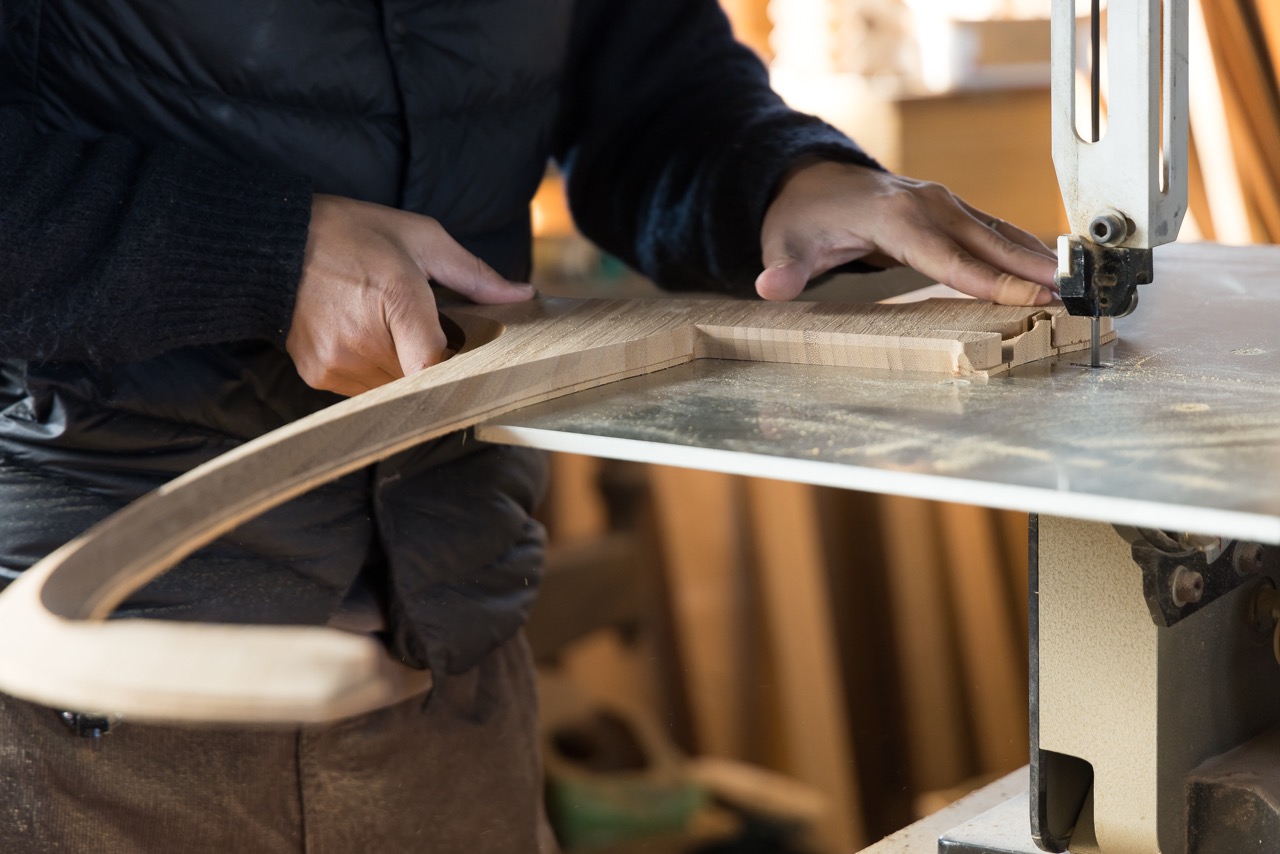 B.B. Music 株式会社 | 特別なギターに特別な場所。職人技で仕上げた至高の木製ギタースタンド「KAGRA STAND」登場