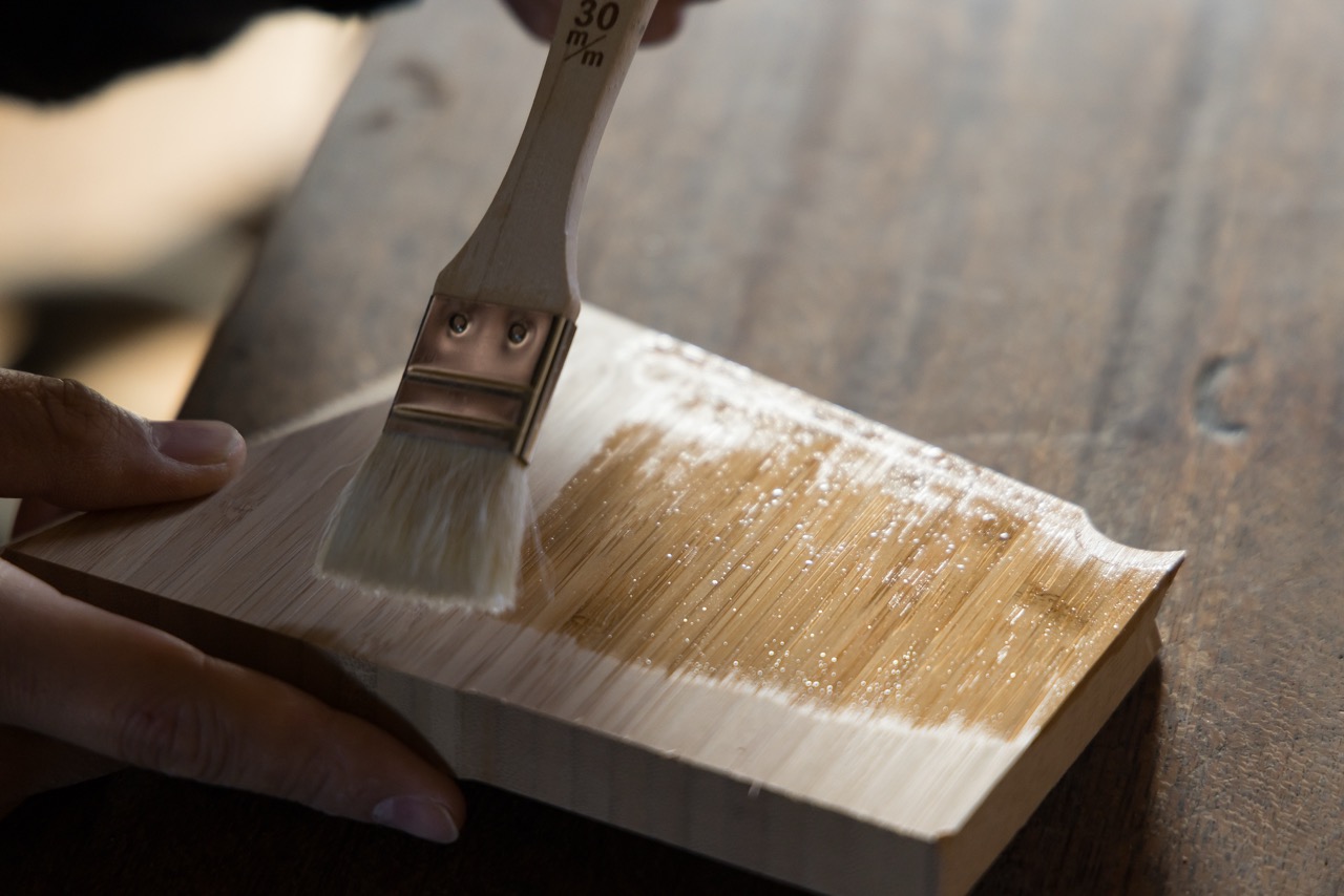 B.B. Music 株式会社 | 特別なギターに特別な場所。職人技で仕上げた至高の木製ギタースタンド「KAGRA STAND」登場