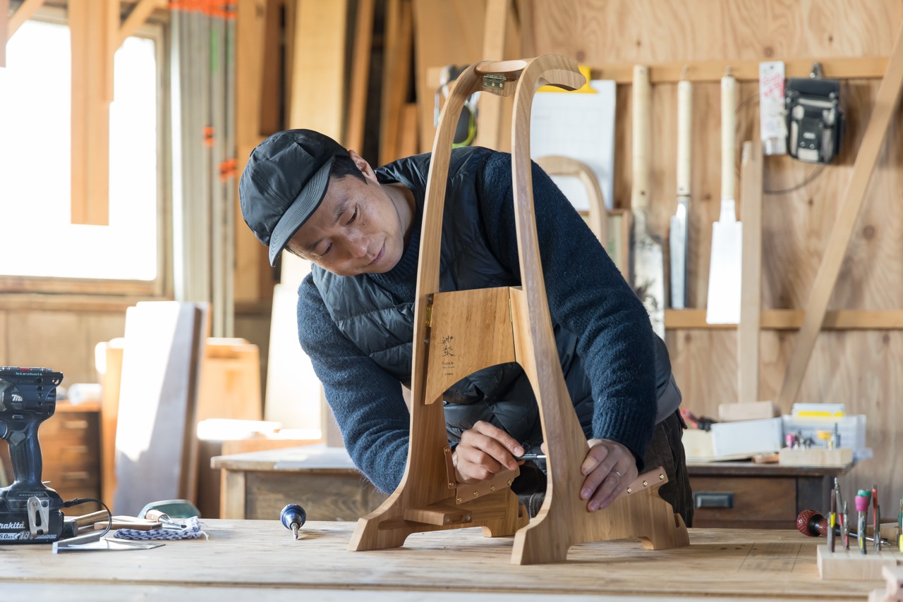 B.B. Music 株式会社 | 特別なギターに特別な場所。職人技で仕上げた至高の木製ギタースタンド「KAGRA STAND」登場